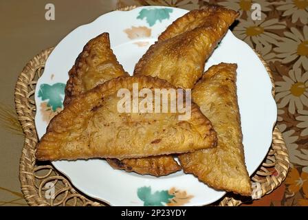 Chebureki, un turnover fritto con ripieno di carne macinata o macinata e cipolle, il piatto nazionale della cucina tatara Crimea Foto Stock