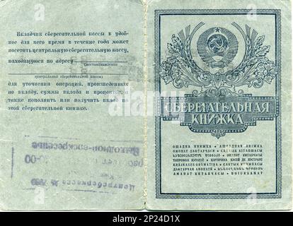 Kiev, Ucraina 24 febbraio 2023: Libro di risparmio dei tempi dell'URSS in russo Foto Stock