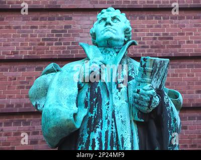 Scultura di Martin Luthr a St. Michaels Chiesa di nome Michel ad Amburgo in Germania Foto Stock