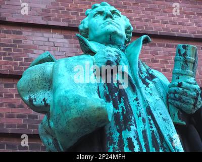 Scultura di Martin Luthr a St. Michaels Chiesa di nome Michel ad Amburgo in Germania Foto Stock