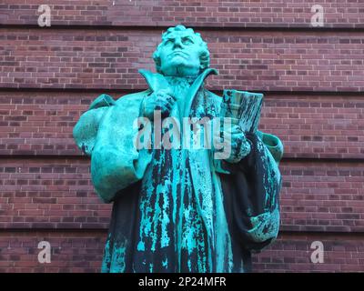 Scultura di Martin Luthr a St. Michaels Chiesa di nome Michel ad Amburgo in Germania Foto Stock