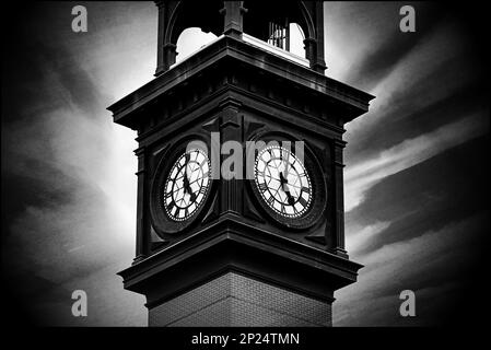 Torre dell'Orologio della stazione di Hose numero 8, un edificio storico in College Street a Toronto, Canada Foto Stock