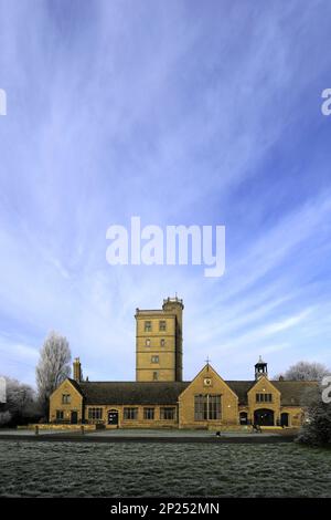 Gelo invernale sopra la Bedford Hall e il museo Thorney Heritage, villaggio di Thorney, Cambridgeshire, Inghilterra; Regno Unito Foto Stock