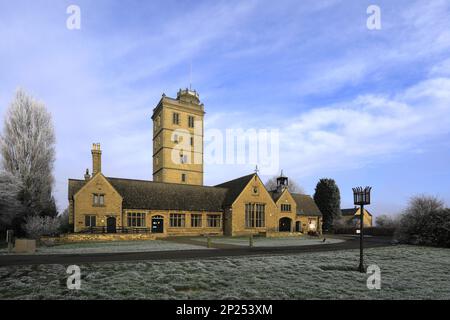 Gelo invernale sopra la Bedford Hall e il museo Thorney Heritage, villaggio di Thorney, Cambridgeshire, Inghilterra; Regno Unito Foto Stock