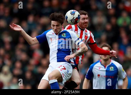 Blackburn, Regno Unito. 04th Mar, 2023. Blackburn, Inghilterra, 4th marzo 2023. Lewis Travis di Blackburn Rovers e John Fleck di Sheffield Utd durante la partita del campionato Sky Bet a Ewood Park, Blackburn. Il credito per le immagini dovrebbe essere: Simon Bellis / Sportimage Credit: Sportimage / Alamy Live News Foto Stock