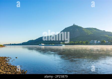 Königswinter: collina Drachenfels in montagna Siebengebirge con Schloss Drachenburg (a sinistra) e Drachenfels Castello (a destra), fiume Rhein (Reno), nave in Foto Stock