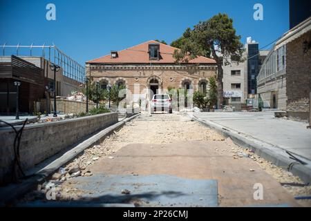 Ramallah, Ramallah e al-Bireh Governatorato, Palestina, 6 luglio 2022: Centro della comunità cristiana in un'antica casa di mattoni classici con ingresso sotto ma Foto Stock