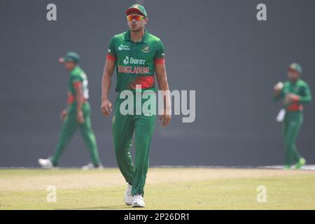 Taskin Ahmed durante la partita internazionale di un giorno del Bangladesh-Inghilterra 2nd allo stadio nazionale di cricket Sher-e-Bangla a Mirpur, Dhaka Bangladesh. Foto Stock