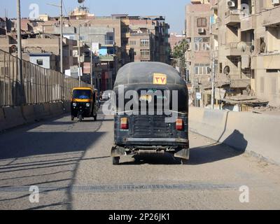 Giza, Egitto, gennaio 26 2023: risciò auto, baby taxi, mototaxi, piccione, jonnybee, bajaj, chand gari, lapa, tuk-tuk, tum-tum, Kike-napep, Maruwa, 3wh Foto Stock