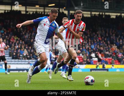 Blackburn, Regno Unito. 04th Mar, 2023. Blackburn, Inghilterra, 4th marzo 2023. Hayden carter di Blackburn Rovers e Chris Basham di Sheffield Utd durante la partita del Campionato Sky Bet a Ewood Park, Blackburn. Il credito per le immagini dovrebbe essere: Simon Bellis / Sportimage Credit: Sportimage / Alamy Live News Foto Stock