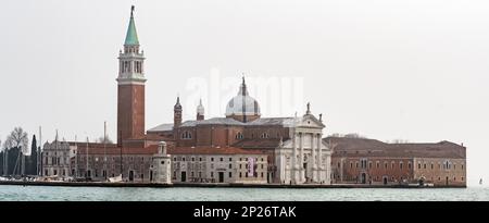 Abbazia di San Giorgio maggiore Banner. La chiesa bianca di Palladio con nebbia. Situato su un'isola piena di opere d'arte, con vista su Venezia. Foto Stock