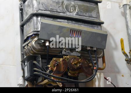 Cairo, Egitto, 25 2023 febbraio: Un riscaldatore di acqua a gas è un serbatoio che riscalda l'acqua da un bruciatore a gas situato sul fondo del serbatoio, utilizza il calore Foto Stock