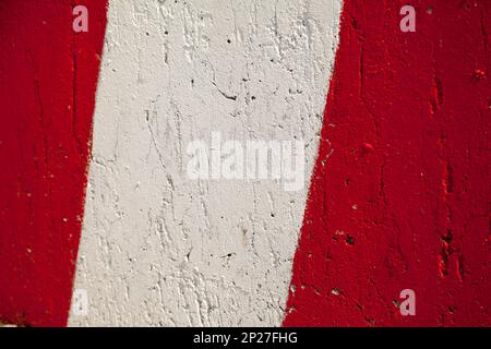 Strisce bianche rosse Park stop marking astratto segnale di avvertimento sfondo testurizzato Foto Stock