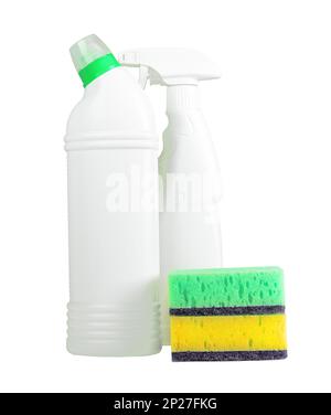 Detergenti chimici, liquidi, gel in bottiglie di plastica vuote e spugne di lavaggio isolate su sfondo bianco. Foto Stock