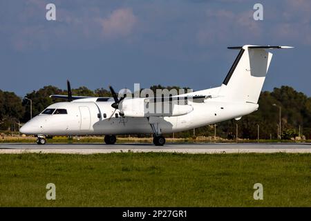 Universal Air De Havilland Canada Dash 8-102 (Reg: 9h-ONI) attivare il loop Alpha per il decollo. Foto Stock