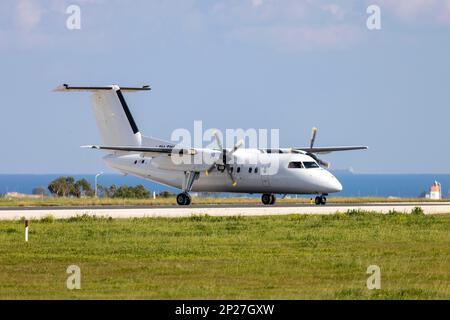 Universal Air De Havilland Canada Dash 8-102 (Reg: 9h-ONI) attivare il loop Alpha per il decollo. Foto Stock