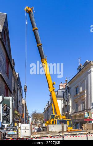 Ascensore pesante tedesco Liebherr Crane che opera nel centro di Tours, Indre-et-Loire (37), Francia. Foto Stock