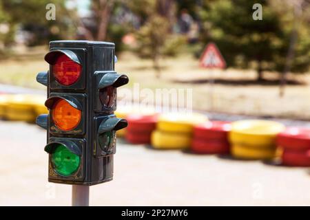 Modello di piccole dimensioni del semaforo. Semaforo giocattolo Foto stock  - Alamy