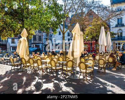 Persone che si gustano il caffè del mattino in Place Plumereau, Tours, Indre-et-Loire (37), Francia. Foto Stock