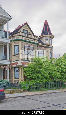 Pittsburgh Mount Washington: Case colorate in mattoni dormienti linea Grandview Avenue, per la maggior parte sul lato sud della strada a due corsie. Foto Stock