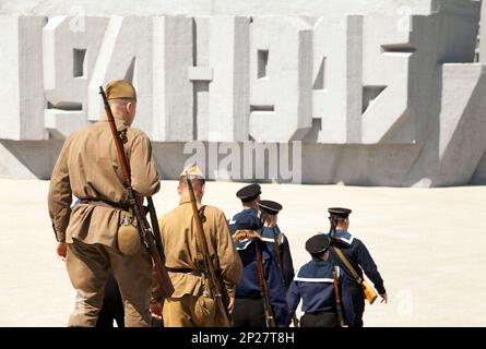 Khabarovsk, Russia - 9 Maggio 2017: il gruppo di soldati e marinai che indossa il vecchio retrò URSS uniforme militare. Il russo la Giornata della Vittoria festa del 9 maggio a Foto Stock