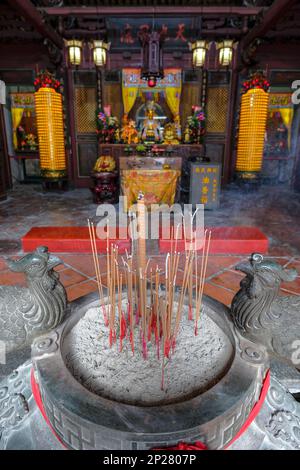 L'incenso si attacca nel Tempio di God of War a Tainan, Taiwan. Foto Stock