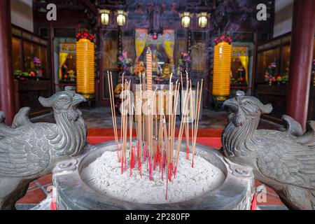 L'incenso si attacca nel Tempio di God of War a Tainan, Taiwan. Foto Stock