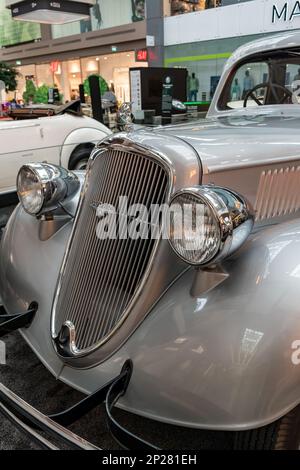 Olympia Center, la mostra di auto storiche e moto del marchio Skoda. Auto storica Skoda Superb III tipo 913, vista frontale Foto Stock