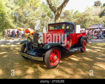 Vecchio rosso e nero 1929 Chevrolet Chevy pick-up camion da GM sotto gli alberi. Strumento di utilità o di coltivazione. Auto classica Autoclasica 2022. Foto Stock