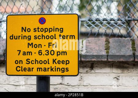 Un cartello stradale su una strada a Londra, nel Regno Unito, dice ai conducenti di non parcheggiare fuori dalla scuola, mantenendo le indicazioni chiare per la scuola. Foto Stock