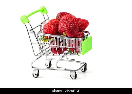 Fragole fresche mature in carrello pieno isolato su sfondo bianco. Foto Stock