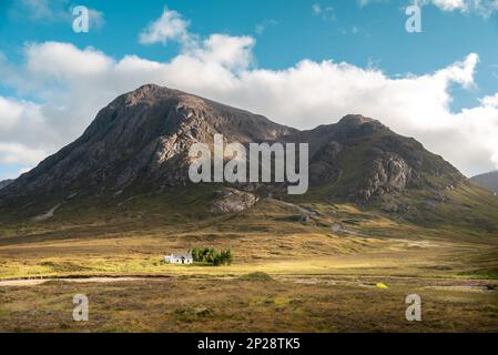 Una casa solitaria ai piedi di una collina nelle Highlands, Scozia Foto Stock