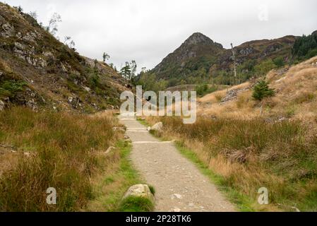 Incredibile sentiero montano nel paesaggio scozzese delle Highlands Foto Stock