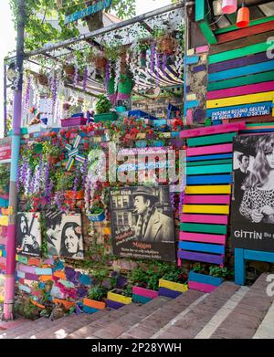 Foto di giorno di un caffè tradizionale decorato con pannelli multicolore, poster di film e scale, nel quartiere Balat, Istanbul, Turchia Foto Stock