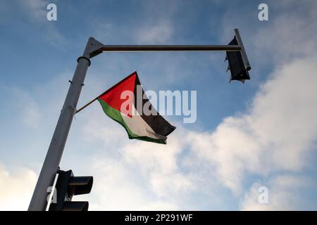 Bandiera della Palestina che volano su un palo isolato all'alba Foto Stock