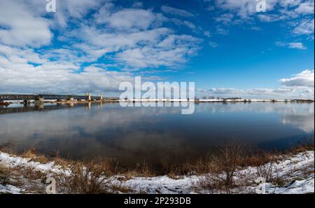 Tczew, vista sul ponte storico sul fiume Wisla in Voivodato Pomerania, Polonia in inverno Foto Stock