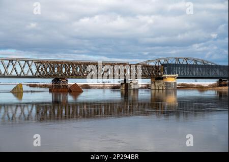 Tczew, vista sul ponte storico sul fiume Wisla in Voivodato Pomerania, Polonia in inverno Foto Stock