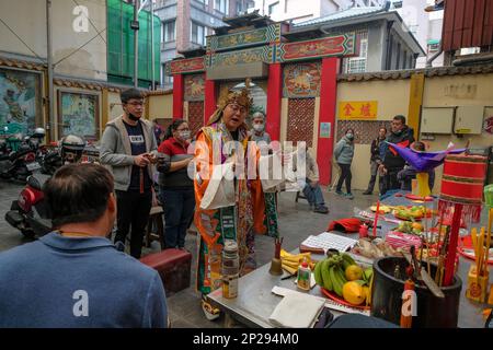 Tainan, Taiwan - 5 febbraio 2023: Persone che fanno offerte nel tempio Tian Gong a Tainan, Taiwan. Foto Stock