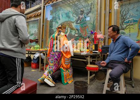 Tainan, Taiwan - 5 febbraio 2023: Persone che fanno offerte nel tempio Tian Gong a Tainan, Taiwan. Foto Stock