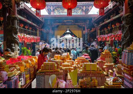 Tainan, Taiwan - 5 febbraio 2023: Persone che fanno offerte nel tempio Tian Gong a Tainan, Taiwan. Foto Stock