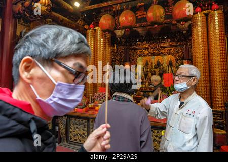 Tainan, Taiwan - 5 febbraio 2023: Persone che fanno offerte nel tempio Tian Gong a Tainan, Taiwan. Foto Stock