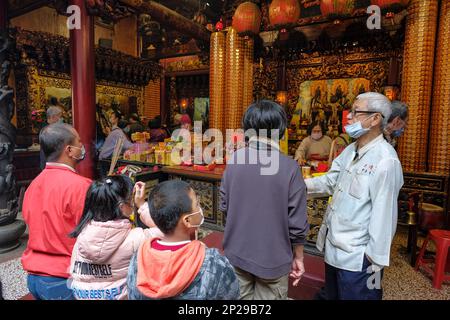 Tainan, Taiwan - 5 febbraio 2023: Persone che fanno offerte nel tempio Tian Gong a Tainan, Taiwan. Foto Stock