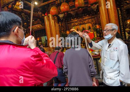 Tainan, Taiwan - 5 febbraio 2023: Persone che fanno offerte nel tempio Tian Gong a Tainan, Taiwan. Foto Stock