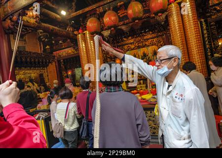 Tainan, Taiwan - 5 febbraio 2023: Persone che fanno offerte nel tempio Tian Gong a Tainan, Taiwan. Foto Stock