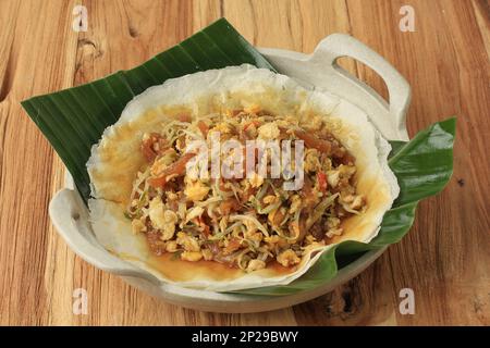 Lumpia Basah Bandung, il popolare spuntino tradizionale di Street food fatto da sottile rapper con Saute Spoy Bean Sprout piccante e Bamboo Sprout, aggiungere con Sticky Foto Stock