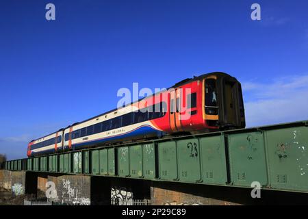 Treno regionale 158847 delle East Midlands vicino a Whittlesey Town, Fenland, Cambridgeshire, Inghilterra Foto Stock