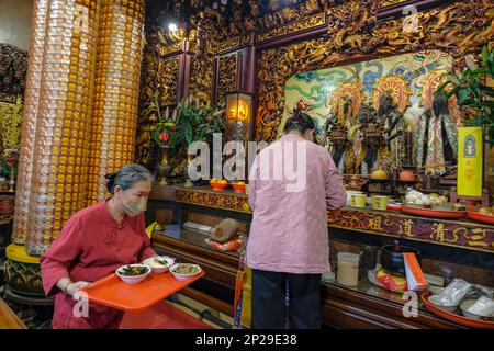 Tainan, Taiwan - 5 febbraio 2023: Le donne che fanno offerte nel tempio Tian Gong a Tainan, Taiwan. Foto Stock