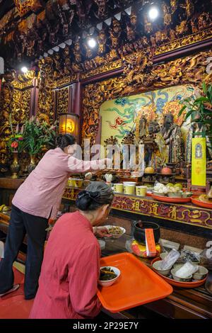 Tainan, Taiwan - 5 febbraio 2023: Le donne che fanno offerte nel tempio Tian Gong a Tainan, Taiwan. Foto Stock