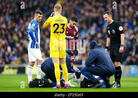 Tariq Lamptey di Brighton e Hove Albion riceve un trattamento per una possibile lesione durante la partita della Premier League presso l'American Express Community Stadium di Brighton. Data immagine: Sabato 4 marzo 2023. Foto Stock