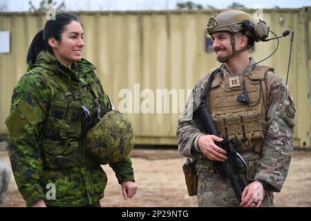 Emilie Viau, 2 Operational Support Squadron Force Protection Flight Officer Commanding, e gli Stati Uniti Eric Kilgore, difensore della base aerea di Squadron di risposta di contingenza di 621st, abbia una conversazione durante il diavolo di maglia di esercitazione il 12 gennaio 2023, alla base congiunta McGuire-Dix-Lakehurst, N.J.. L'esercizio ha testato la capacità dello Squadron di risposta alle emergenze 621st di distribuire rapidamente personale a livello globale per aprire rapidamente i campi d'aria e stabilire, espandere, sostenere e coordinare le operazioni di mobilità aerea in qualsiasi ambiente. Foto Stock